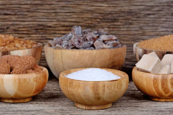 Kase şeker ahşap arka plan üzerinde çeşitli türleri ile