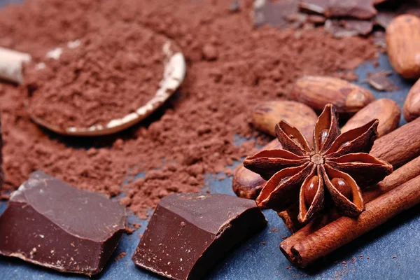 Chocolate con cacao y estrella de anís en pizarra — Foto de Stock