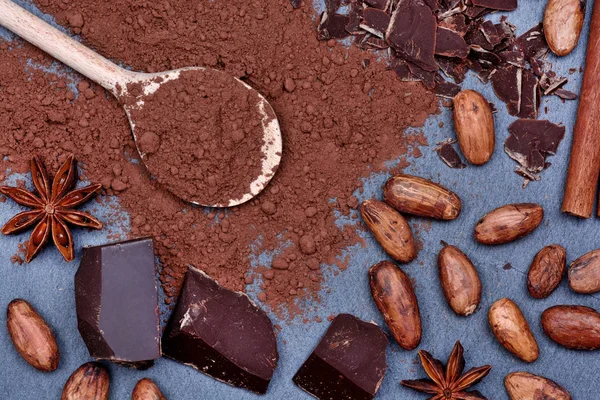 Cacao pulver i en sked med bönor och choklad — Stockfoto