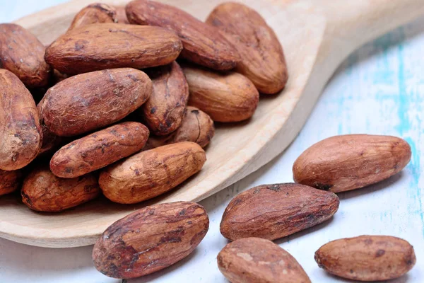 Masada bir tahta kaşık kakao fasulye