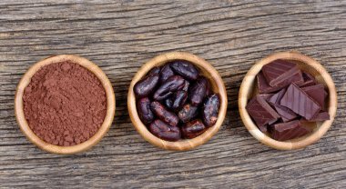 Kakao çikolata tablo üzerinde bir kase ile