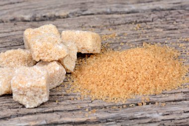 Tablo üzerinde kahverengi şeker