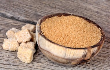 Bir kase ve tablo bej şeker