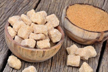 Bir kase toz ile rafine edilmemiş bej şeker