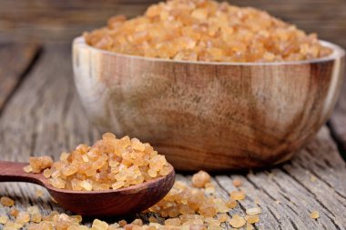 Granül kahverengi şeker bir kaşık ve kase