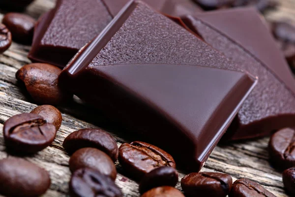 Шоколад з кавовими зернами на дерев'яному столі — стокове фото