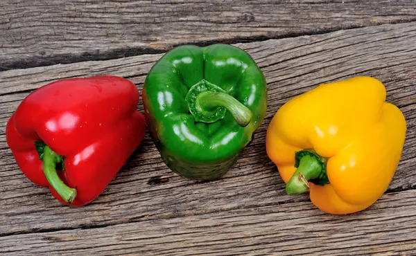 Pimenta colorida na mesa — Fotografia de Stock