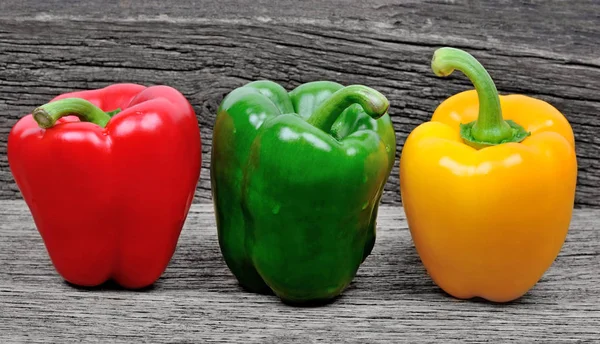 Pimenta colorida doce na mesa — Fotografia de Stock