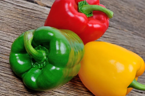 Pico de pimenta colorida na mesa — Fotografia de Stock