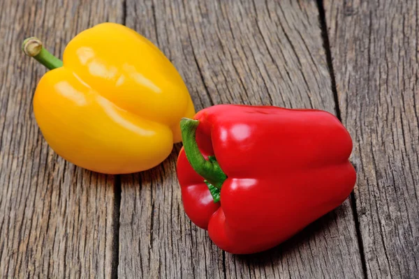 Červenou paprikou a žluté na stůl — Stock fotografie