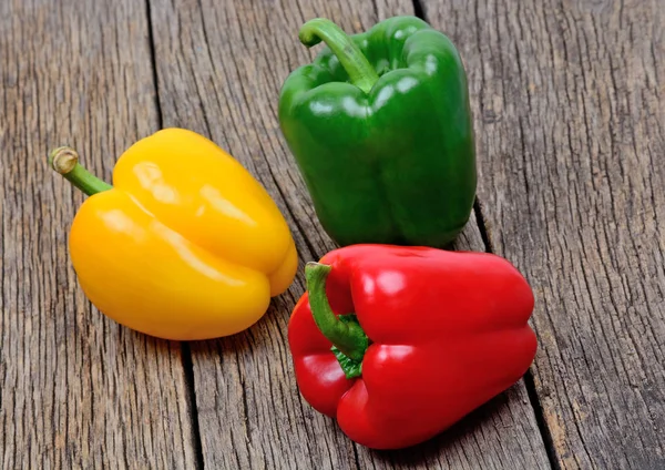 Pimenta na mesa de madeira — Fotografia de Stock