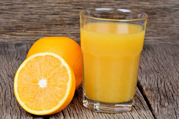 Стекло с апельсиновым соком на столе — стоковое фото