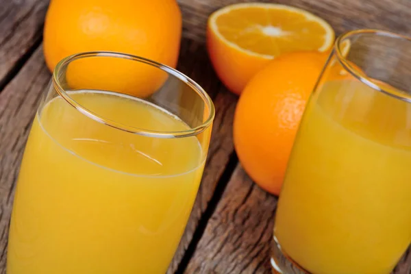 Fruits à l'orange douce avec du jus dans un verre sur la table — Photo