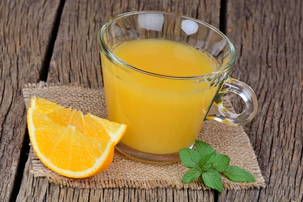 Sok pomarańczowy w szklance na stole — Zdjęcie stockowe