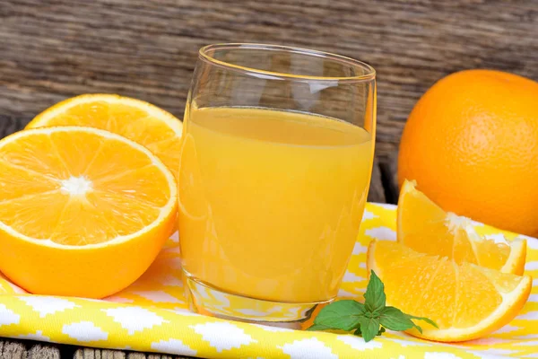 Masada meyve ile bir bardak portakal suyu