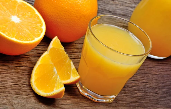 Fruits à l'orange avec du jus dans un verre sur la table — Photo