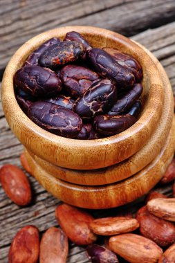 Kakao çekirdeği rustik masada bir kasede