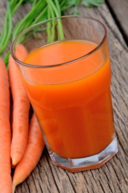 Taze havuç suyu bir bardak rustik ahşap tablo