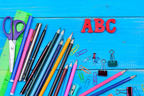 Objecten school op blauwe houten tafel — Stockfoto