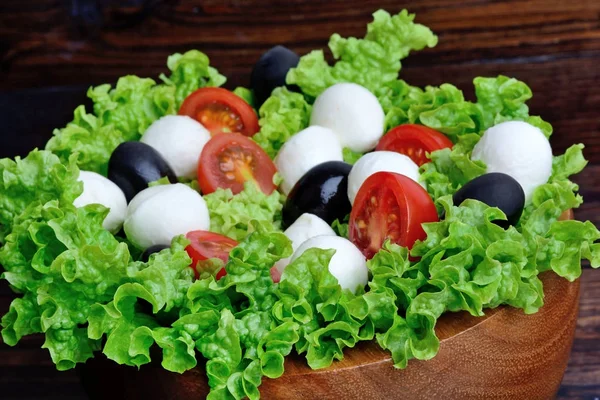 Salat mit Mozzarella-Tomate und Oliven in einer Schüssel — Stockfoto