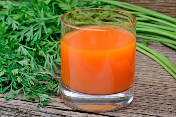 Karottensaft im Glas auf dem Tisch — Stockfoto