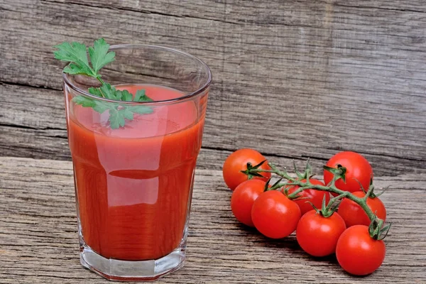 Sok pomidorowy w szklance na stole — Zdjęcie stockowe