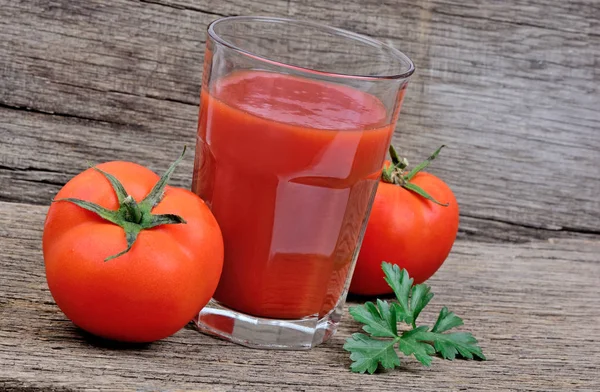 Sok z pomidorów w szklance na stole — Zdjęcie stockowe