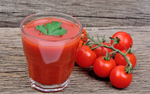 Jus de tomate sur table en bois — Photo