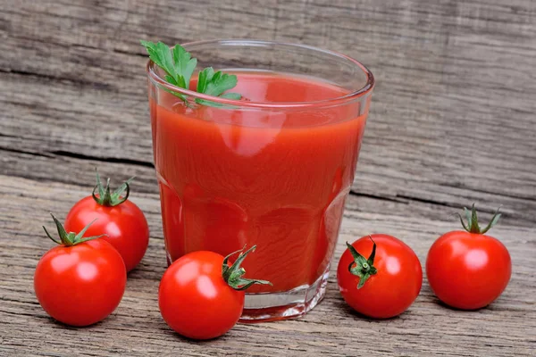 Vaso de jugo de tomate en la mesa — Foto de Stock