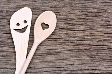 Rustik masada mutlu tahta kaşıklar