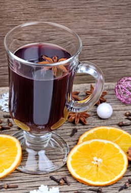 Baharat ve masada Noel dekorasyonu ile mulled şarap