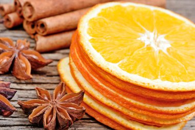 Yıldız anason ve masada kurutulmuş portakal ile tarçın sopa