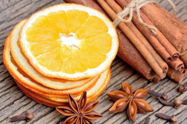 Anason Yıldızlı karanfil ve tarçın ile kurutulmuş portakal dilimlenmiş