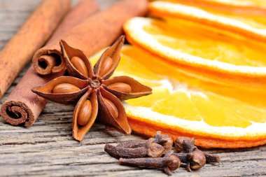 Baharat ahşap masa üstünde portakallı dilim Kuru