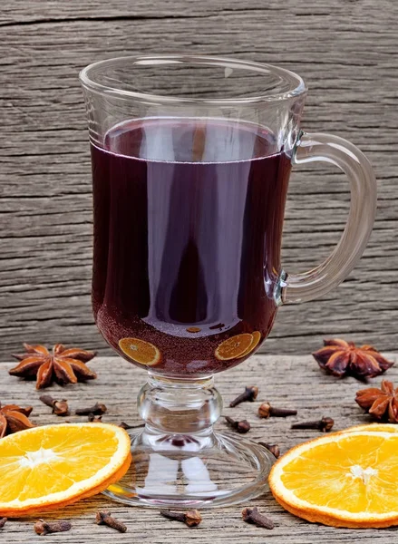 Mulled wine with spices. Vertical composition — Stock Photo, Image