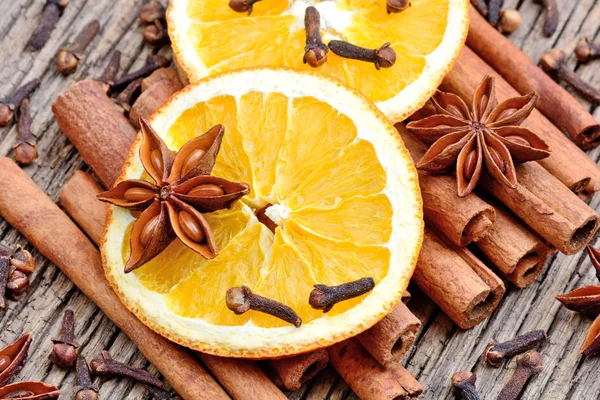 Montón de palitos de canela con clavo de anís y fruta de naranja — Foto de Stock