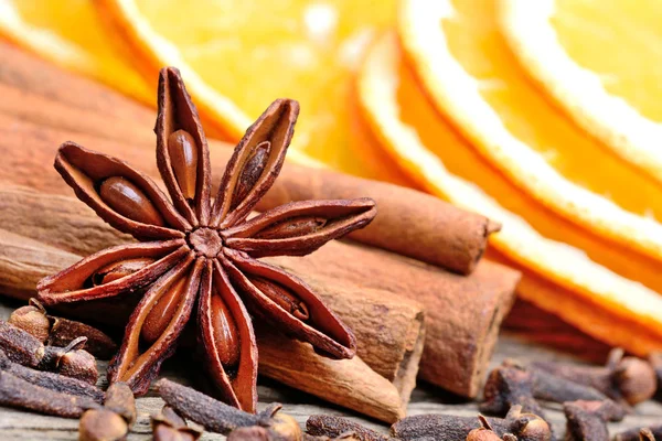 Estrella de anís con canela y rodajas de naranja en la mesa — Foto de Stock