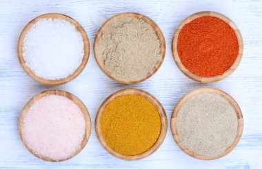 Masada baharatlar ile bambu kaseler