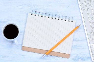 Keyboad bilgisayar ve kahve masada ile not etmek