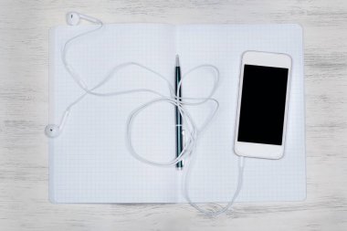 Telefon ve kulaklık tablo ile not etmek