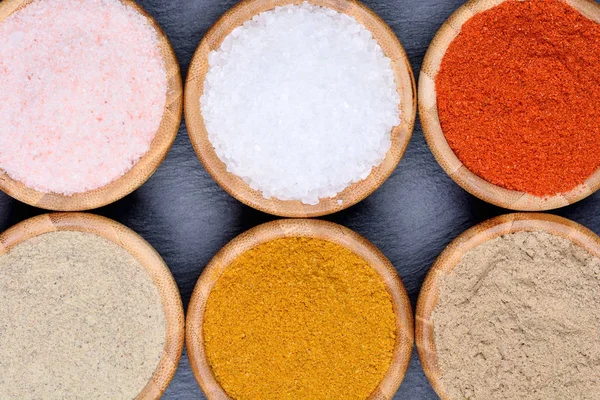 Spices in a bamboo bowls on slate — Free Stock Photo