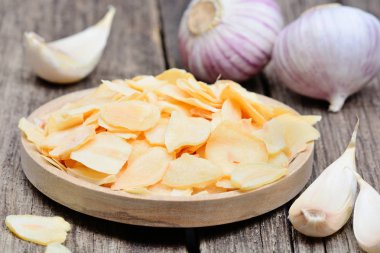 Ahşap rustik masa tabakta kuru sarımsak