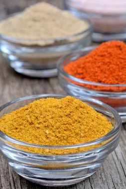 Şeffaf bir kase içinde baharatlar farklı türleri