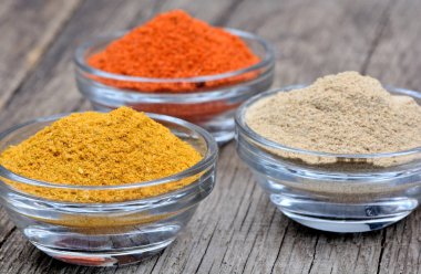 Masada şeffaf bir kase içinde baharatlar çeşitli türü