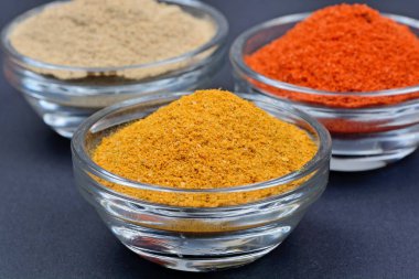 Çeşitli tür bir siyah arka plan üzerine bir kase içinde baharatlar