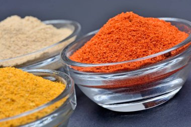 Siyah arka plan üzerine baharat ile kase