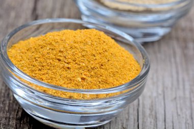 Masada bir kase içinde baharatlar