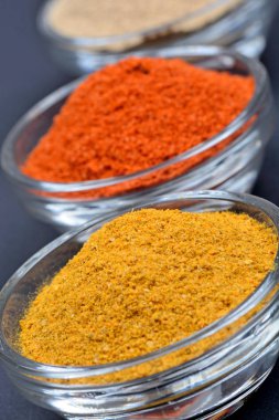 Siyah arka plan üzerine bir kase içinde baharatlar