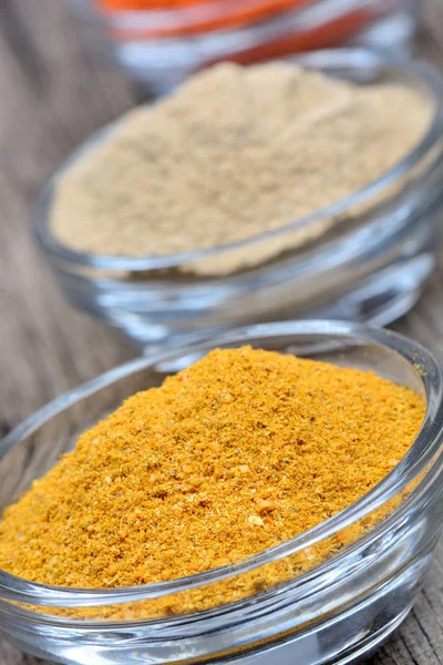 Ahşap masa üzerinde baharatlar ile kase