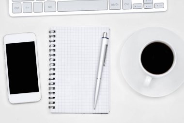 Ofis resepsiyon masası bilgisayar, sarf malzemeleri ve kahve fincanı ile